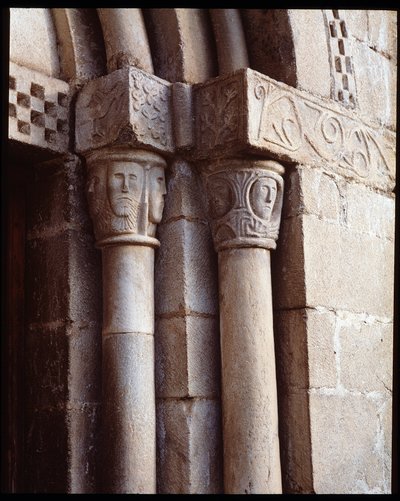 Kirkon pääkaupungit tekijältä Romanesque