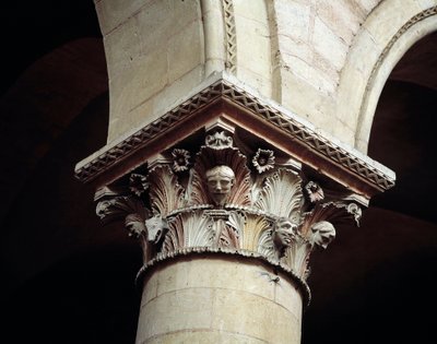 Veistetty pääkaupunki tekijältä Romanesque