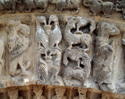 Yksityiskohta eteläportaalin veistoksia tekijältä Romanesque