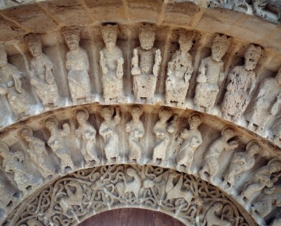 Yksityiskohta eteläportaalin veistoksia tekijältä Romanesque