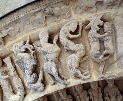 Yksityiskohta eteläportaalin veistoksia tekijältä Romanesque