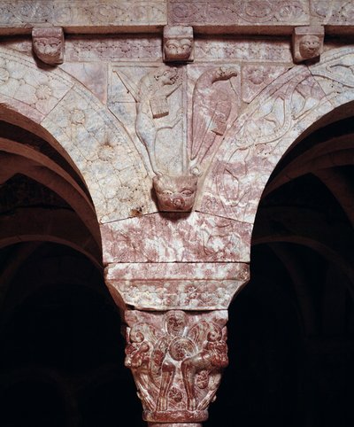 Yksityiskohta evankelistat Johanneksen ja Marcin symboleista, kaiverrettu Prioryn tribüünille tekijältä Romanesque