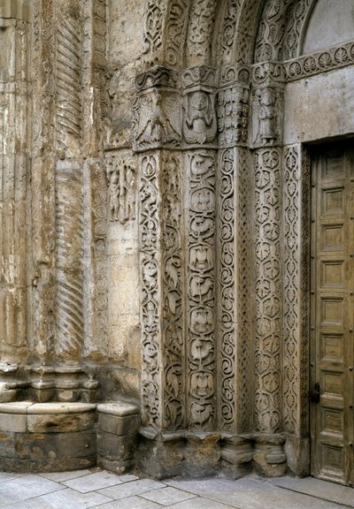Yksityiskohta basilikan portaalin julkisivun vasemmasta reunasta, 1100-luvun alku (valokuva) tekijältä Romanesque