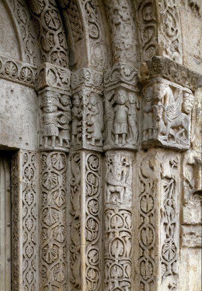 Yksityiskohta basilikan portin oikealta puolelta julkisivusta, 1100-luvun alku (valokuva) tekijältä Romanesque