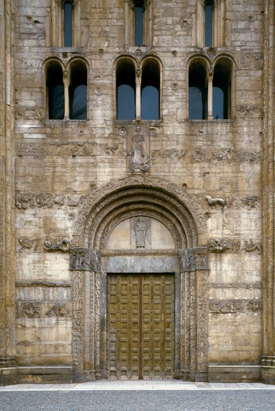 Yksityiskohta julkisivusta basilikan portaalilla tekijältä Romanesque