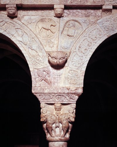 Yksityiskohta jumalan karitsasta ja evankelista Luukkaan symbolista, kaiverrettu luostarin tribüünille tekijältä Romanesque