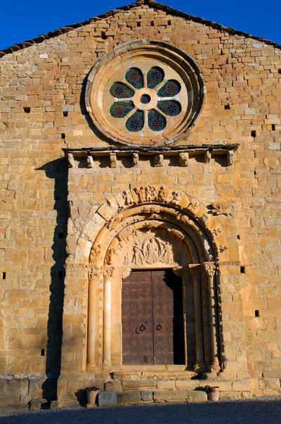 Pyhän Maria de Covetin kirkon julkisivu Isona, Espanja tekijältä Romanesque