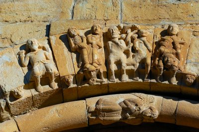 Pyhän Maria de Covetin kirkon julkisivu Isona, Espanja, yksityiskohta tekijältä Romanesque