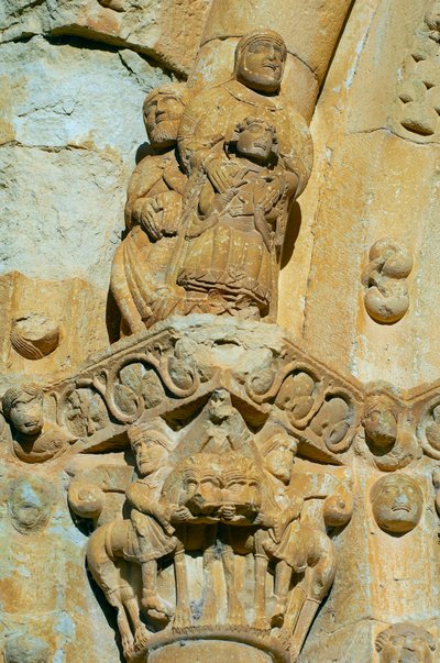 Pyhän Maria de Covetin kirkon julkisivu Isona, Espanja, yksityiskohta pääkaupungista tekijältä Romanesque