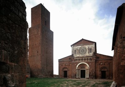 Pyhän Pietarin (san Pietro) kirkon julkisivu ja torni, rakennettu noin 1250 ja kunnostettu vuonna 1870, Toscania, Italia tekijältä Romanesque