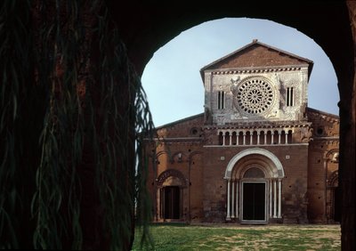 Pyhän Pietarin (san Pietro) kirkon julkisivu, rakennettu noin 1250 ja kunnostettu vuonna 1870, Toscania, Italia tekijältä Romanesque