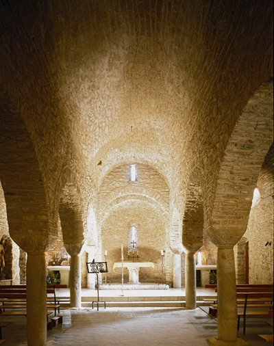Näkymä luostarista sisäpuolelta tekijältä Romanesque
