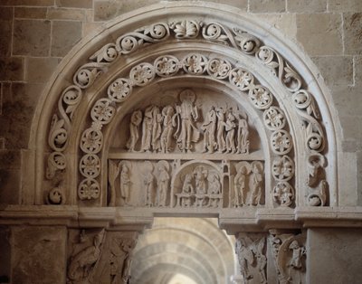 Pohjoinen portaali: Jeesuksen ilmestyminen hänen kuolemansa ja taivaaseenastumisen jälkeen (veistos) tekijältä Romanesque