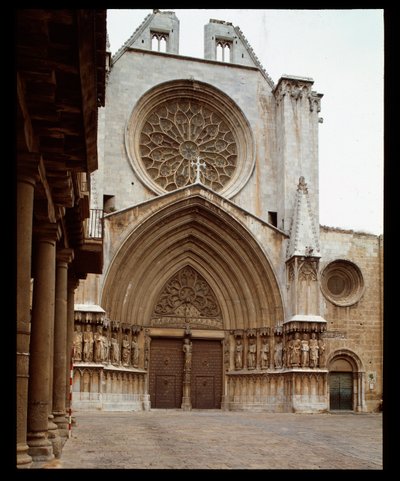 Romaaninen ja goottilainen taide: Cathedrale Sainte Thecle (Sainte-Thecle) julkisivu Tarragonassa tekijältä Romanesque