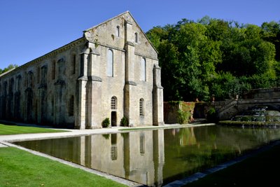 Romaaninen arkkitehtuuri: ulkokuva Fontenayn, Burgundian, 1100-luvun lopulla sijaitsevasta siltercian luostarista (Fontenayn luostari, Burgundia, Ranska: takomo, 1100-luvun loppu) tekijältä Romanesque