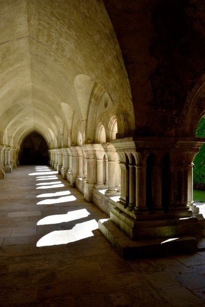 Romaaninen arkkitehtuuri: galleria Fontenayn siltercian luostarista, Burgundia tekijältä Romanesque