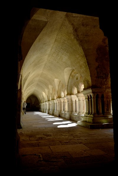 Romaaninen arkkitehtuuri: galleria Fontenayn sitersialaisesta luostarista, Burgundia tekijältä Romanesque