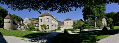 Romaaninen arkkitehtuuri: panoraamanäkymä Fontenayn, Burgundian, Cistercian luostariin tekijältä Romanesque