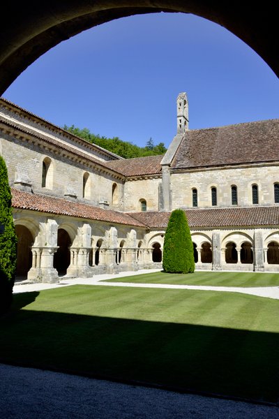 Romaaninen arkkitehtuuri: näkymä kloosteriin ja Fontenayn, Burgundian, Cistercian luostarin rakennuksiin tekijältä Romanesque