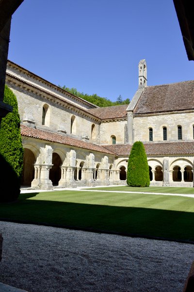 Romaaninen arkkitehtuuri: näkymä kloosteriin ja Fontenayn, Burgundian, Cistercian luostarin rakennuksiin tekijältä Romanesque