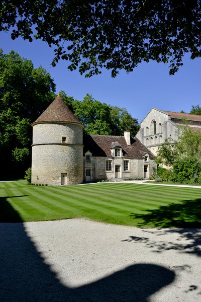Romaaninen arkkitehtuuri: näkymä kyyhkyspuutarhalle ja Fontenayn, Burgundian, Cistercian luostarin kenneliin tekijältä Romanesque