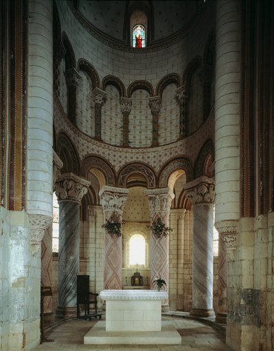 Romaaninen taide: sisäkuva Pyhän Pietarin kirkon apsisista ja ambulatoriosta. Chauvigny, Wien tekijältä Romanesque