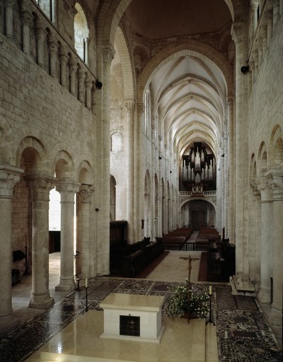 Romaaninen taide: 1000- ja 1200-luvuilla rakennetun Saint Benoit sur Loiren (Loiret) basilikan sisäkuva. tekijältä Romanesque