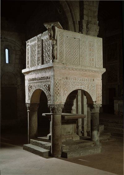 Romaaninen taide: marmorilla ja reliefeillä koristeltu kirkon saarnatuoli, st Maria maggioren kirkko (Toscania, Italia) tekijältä Romanesque