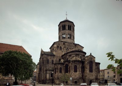 Romaaninen taide: näkymä benediktiiniläisluostarille Saint Austremoine d