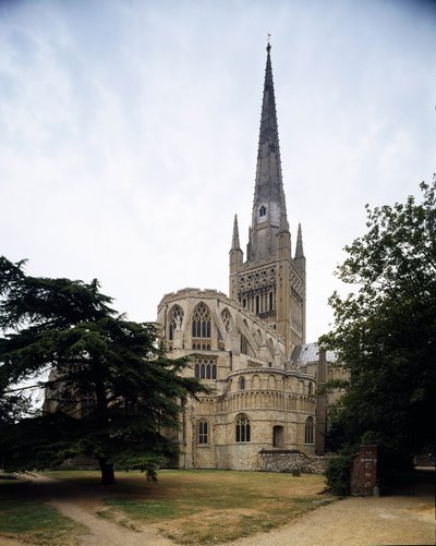 Romaaninen taide: näkymä Pyhän kolminaisuuden katedraalille, joka perustettiin Norwich Herbert de Losingan aattona tekijältä Romanesque