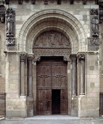 Basilikan eteläportaali tekijältä Romanesque