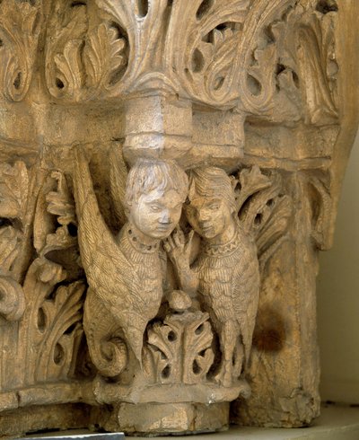Yläosa koristelee sireenejä ja lintuja Saint Loup de Naudin (Seine ja Marne) 1170 kirkon mallien mukaisesti. Paris, Museum of Monuments suomi tekijältä Romanesque