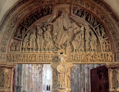 Vezelayn basilikan tympanoni, joka edustaa Kristusta majesteettisuudessa (Jeesus Kristus kirkkaudessa on esitetty mandorlan sisällä) 1100-luku. Vezelayn basilika tekijältä Romanesque