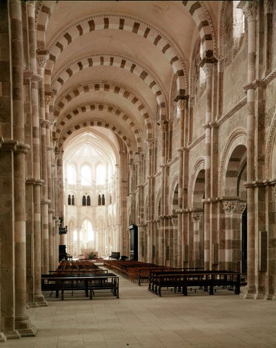 Vezelay Abbey (89), Santa Maria Magdalenan basilikan nave. 12. vuosisadalla. tekijältä Romanesque