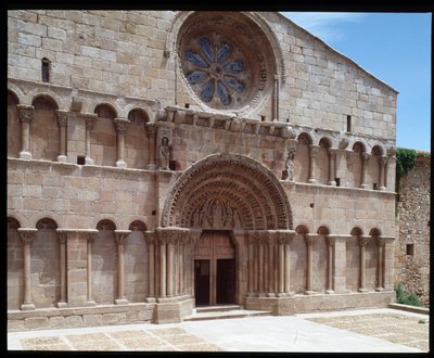 Näkymä Pyhän Dominicin kirkolle tekijältä Romanesque