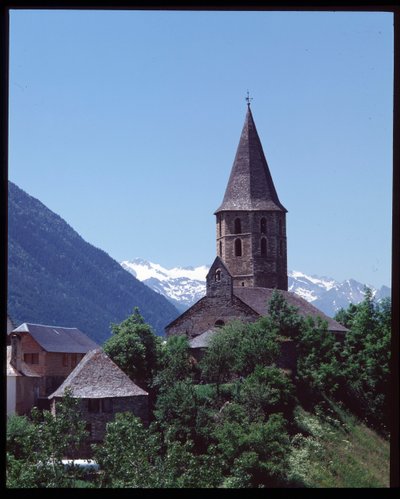 Näkymä romaaniseen kirkkoon tekijältä Romanesque