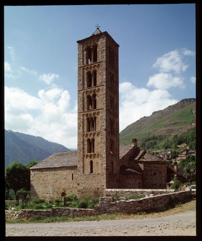 Näkymä kirkolle tekijältä Romanesque