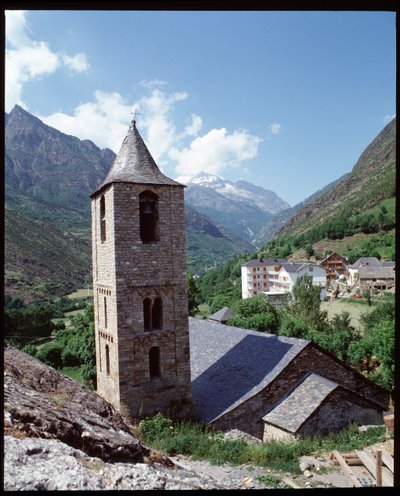Näkymä St joan de Boin kirkolle (valokuva) tekijältä Romanesque