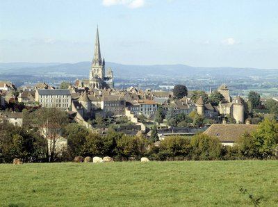 Näkymä Autunin kaupunkiin ja Saint Lazaren katedraalille (1200-luvun romaaninen arkkitehtuuri). Saone ja Loire, Burgundy, Ranska. tekijältä Romanesque