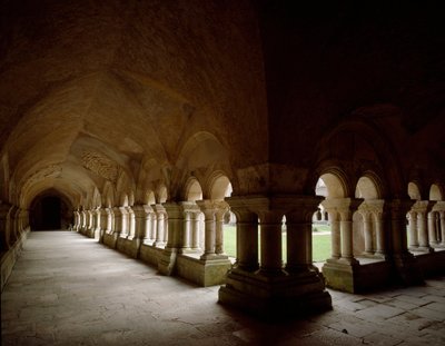 Näkymä 1100-luvulla perustetun sistercian luostarin luostarista. tekijältä Romanesque