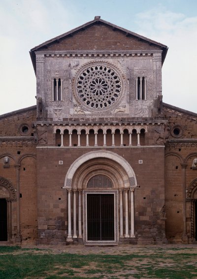 Näkymä San Pietron kirkon julkisivusta (n. 1250, restauree 1870) Toscania, Italia (Pyhän Pietarin (san Pietro) kirkon julkisivu, rakennettu noin 1250 ja kunnostettu vuonna 1870, Toscania, Italia) tekijältä Romanesque