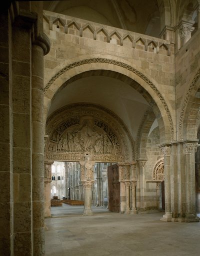 Näkymä narthexista ja tärykalvosta, jotka edustavat apotreen tehtävää. Santa Maria Magdalenan basilika (Sainte Marie Madeleine (1096-1106), Vezelay, Yonne tekijältä Romanesque
