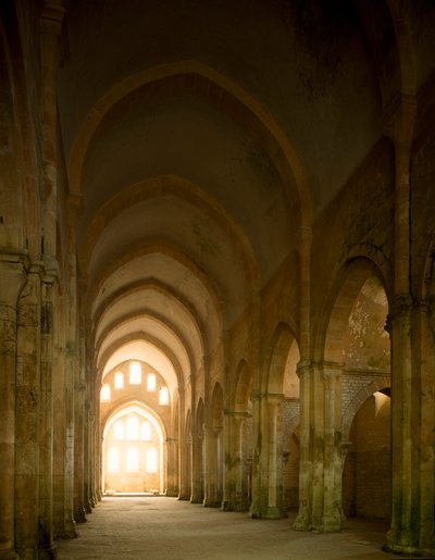Näkymä 1100-luvulla perustetun sistercian luostarin kirkon laivasta. tekijältä Romanesque