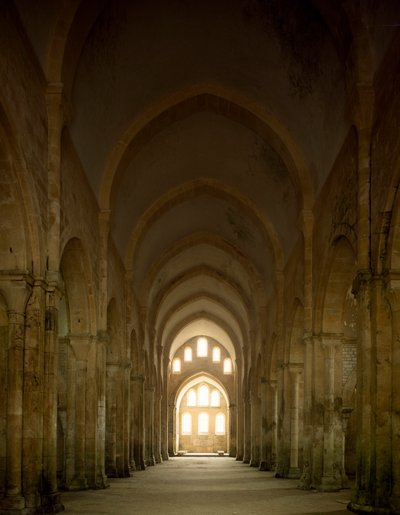 Näkymä 1100-luvulla perustetun sistercian luostarin kirkon laivasta. tekijältä Romanesque