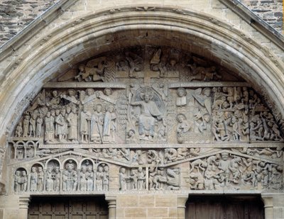 Näkymä viimeisen tuomion tympanille, kristus paratiisin ja helvetin välillä (veistos tekijältä Romanesque
