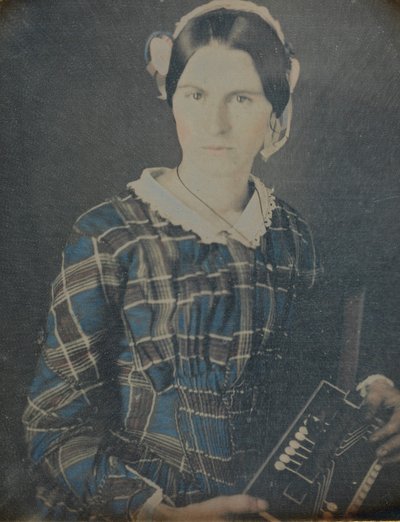 Nainen harmonikkadagerrotypialla, 1840-luku. tekijältä Ron Fasand