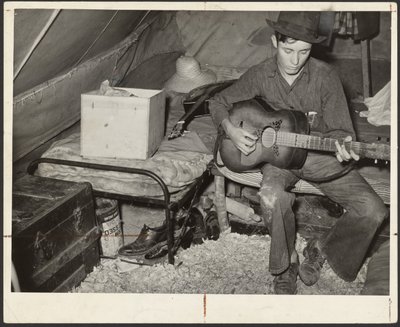 Valkoinen mansikanpoimija teltassa teltan päällä Hammondin lähellä Louisianassa. tekijältä Russell Lee