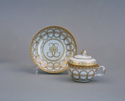 Kupi ja lautanen Katariina II:n keisarillisen posliinitehtaan monogrammilla, 1770-1780 tekijältä Russian Master