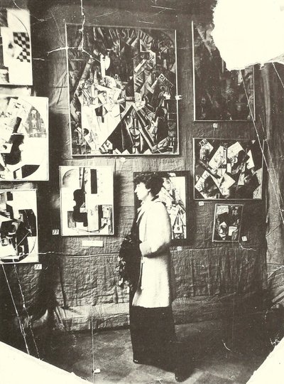 Alexandra Ekster Udaltsovan maalausten edessä The Store -näyttelyssä, Moskova tekijältä Russian Photographer