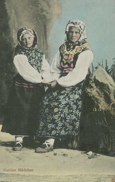 Tytöt latvialaisessa perinteisessä asussa tekijältä Russian Photographer
